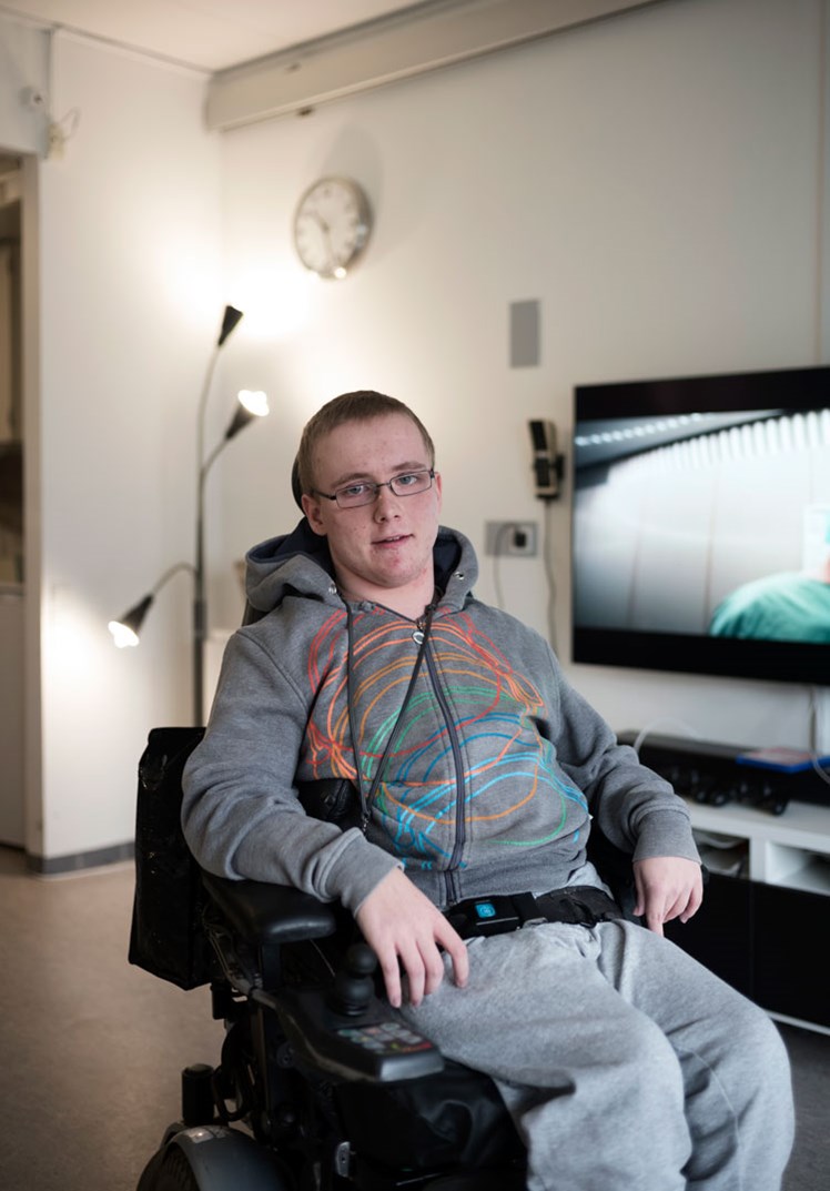 Kontrol: ’Okay Google. Åbn døren’, lyder det inde fra lejligheden, hvor 21-årige Mikkel Bochmann bor. På skrivebordet ligger den lille runde dims, der gør hans liv så meget lettere. ’Google Home’, som bliver brugt til både at styre lys, åbne døre – eller tænde tv’et og sætte den nyeste film på. Alt sammen styret af Mikkels stemme.