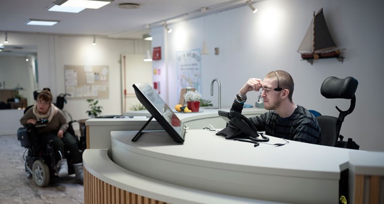 Ansvar: ’Du har ringet til Jonstrupvangs brugerstyrede reception’. Sådan lyder det automatiske svar, man fremover får, når man ringer til Jonstrupvang. Om kort tid indvies en ny brugerstyret reception, som beboerne skal betjene. I dag er en af beboerne, Nicolai, i gang med at teste systemet, hvor han har ansvaret for at viderestille opkald.
