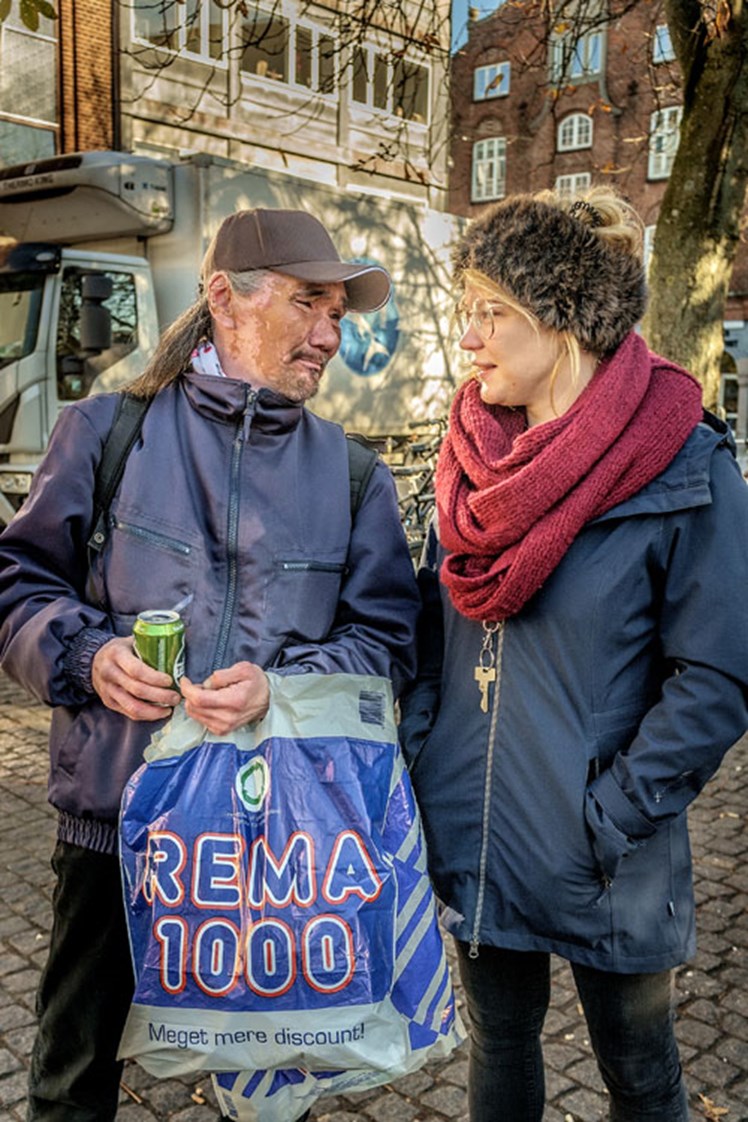 Bænken: Katrine Raymond Larsen besøger ind imellem Klostertorv, hvor en del misbrugere hænger ud. I samarbejde med Uddy Nyma fra Naapiffik, et værested for grønlændere, forsøger hun at trække flokken på bænken hen til et af de to væresteder. ’Jeg vil gerne hjælpe til at give dem nogle nye livskvaliteter. Eller blot at give dem et helle’, siger hun.
