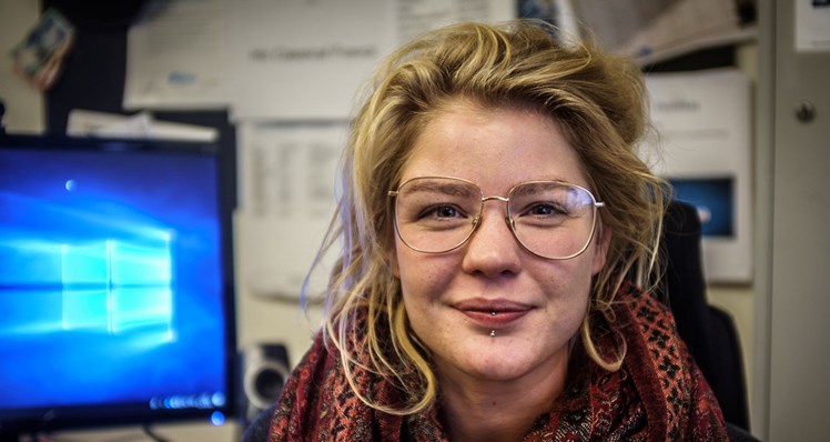 Livskvalitet: De udsatte borgere, der kommer på Værestedet, skal føle sig mødt og hørt. Mange af dem er skadet, og bedøver sig selv med et misbrug. ’Det er et mål at få de her borgere til at arbejde med sig selv. Det kan være små ting – som ikke at tage coke de næste par dage’, fortæller socialpædagog Katrine Raymond Larsen. Hun er nyuddannet – og var i praktik på Værestedet, som nu er hendes første arbejdsplads.