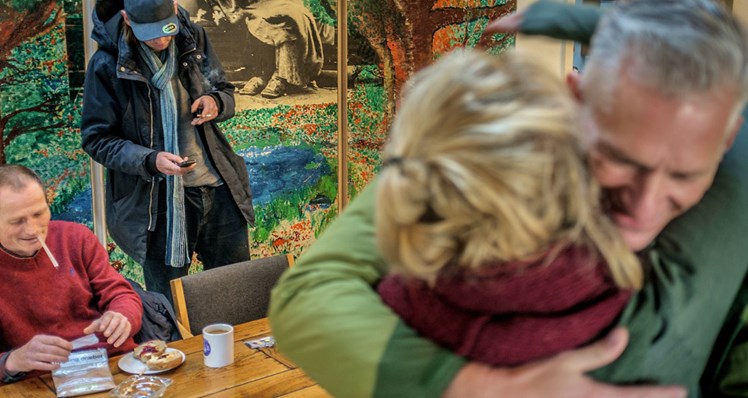 Relationer: Et par af de mandlige brugere vil kun fotograferes, mens de holder tæt om socialpædagog Katrine Raymond Larsen. ’Jeg tager sexualiseringen for, hvad det er: Et forsøg på at skabe kontakt. Det vigtige er at have klare grænser og sige fra, hvis der bliver sagt noget, jeg ikke bryder mig om – og så siger de undskyld. Det handler om at skabe relationer og bruge de relationer til at hjælpe brugerne’, siger hun.