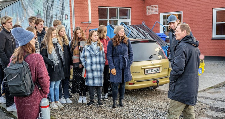 Livshistorie: Povertywalk er et tilbud fra Værestedet om en tur i Aarhus med en forhenværende misbruger som guide. Turen tager udgangspunkt i guidens eget liv. Her en gruppe fra Favrskov Gymnasium. Guiden i dag er Brian (th), som bl.a. fortæller, at han efter at have været narkoman i 15 år nu har været helt clean i to år. ’Det er ligesom at komme i puberteten igen’, siger han.