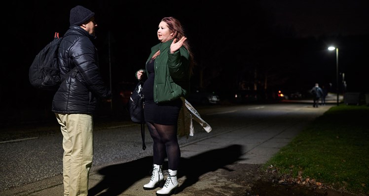 21:52 - Spontant personalemøde: Kort før nattevagten stikker Katarina Jensen og Hassan Derras hovederne sammen for at opdatere hinanden på, hvordan det går med beboernes døgnrytme. De to socialpædagoger har vagt på hver deres matrikel, så de har sjældent kontakt med hinanden i løbet af natten. Men opstår behovet, er ingen af dem mere end et alarmkald væk.