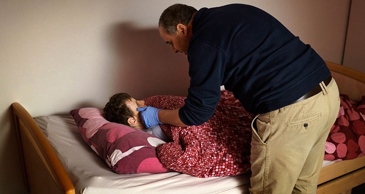 22:07 - Berøring: Berøringer på kinden og i håret skaber tryghed – og får Bente til at falde til ro. Hassan Derras taler lavmælt til hende og fortæller hende, hvad han gør. Når Bente besvarer hans bemærkning om, at det nu er tid til at sove, med et langstrakt ’jaaa’, ved han, at hun er godt på vej.