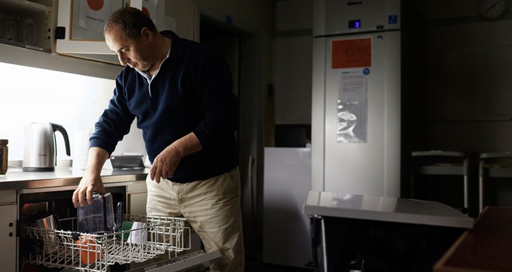 01:36 - Forberedelse: En nattevagt er fyldt med praktiske opgaver, der sikrer morgendagens flow. Vasketøj lægges sammen, opvaskemaskinen tømmes, og badeværelset fyldes op med udstyr, så alt er klar til den følgende dag.