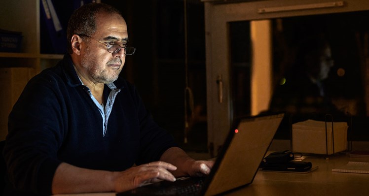 06:33 - Ansvar: For Hassan Derras er ansvaret og selvstændigheden det bedste ved arbejdslivet som nattevagt. Han skaber tryghed og giver sin egen ro videre til beboerne, så de på den måde rustes til at mestre mest muligt om dagen. I de tidlige morgentimer sørger Hassan Derras for at give nattens erfaringer videre til de kolleger, der snart tager over.