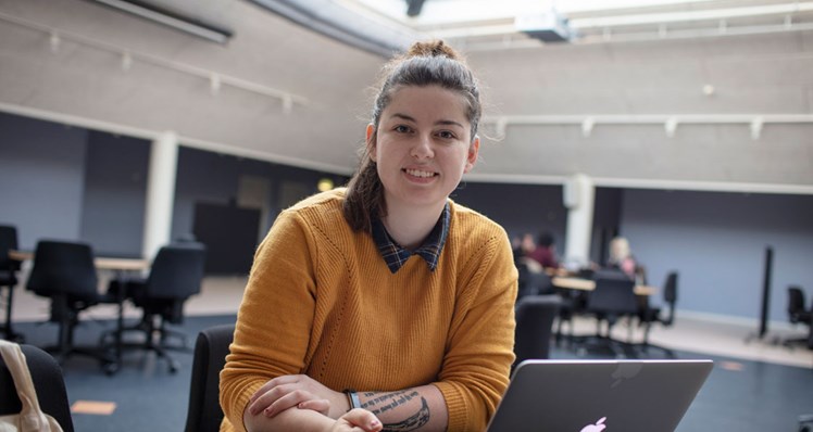 Sammenhæng: Pædagogstuderende Anna Falkenberg efterlyser en bedre forbindelse mellem undervisningen på studiet og praktikforløbene.