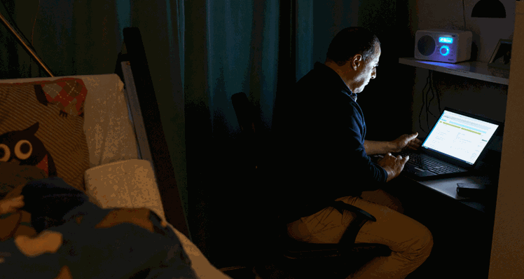 23:10 - Overlevering: Hassan Derras har ansvaret for i alt seks borgere på sin vagt. I nat passer han bl.a. på en borger, som netop er blevet udskrevet efter en lungebetændelse og derfor ligger i en hospitalsseng. Radioens lave musik hjælper beboeren til en dybere søvn, mens Hassan Derras læser op på kollegernes overlevering. Informationen er vigtig, for dagens stemning smitter ofte af på nattens.