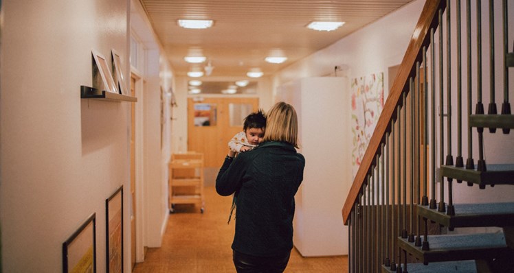 I familieafdelingen handler arbejdet i høj grad om at observere, guide, støtte og anvise, fortæller familiebehandler Pernille Jensen: 'Vi sætter både ord og handling på alle de ting, man som mor og far gør sammen med sine børn. Forældrene styrkes i at være nærværende og skabe trygge rammer omkring barnet'.