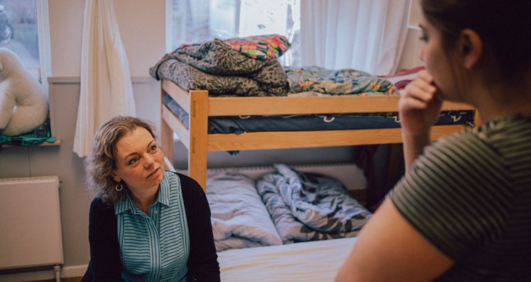 Familiebehandler Anja Thomsen får en snak med en ung mor, som sammen med sine to børn er indskrevet i familieafdelingen. Kvinden har boet længe på et asylcenter og befundet sig i en ’kæmp-flygt’ tilstand. Men i familieafdelingen føler hun ro: 'Det allervigtigste er, at jeg har lært at læse mine børn bedre. Jeg er tryg ved, at der er lagt en plan for mig nu', siger hun.
