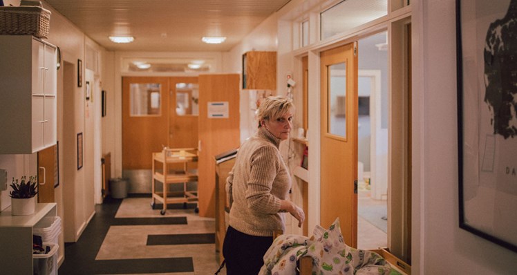 I døgnafdelingen er børnene typisk anbragt et halvt til et helt år – og stort set alle bliver herefter anbragt i familiepleje. Ifølge stedfortræder Inger Feldbæk er den faglige og grundige udredning af børnene med til at forebygge sammenbrud i efterfølgende anbringelser. 'Hvis man starter rigtigt, undgår man måske de mange sammenbrud fx i plejefamilier', siger hun.