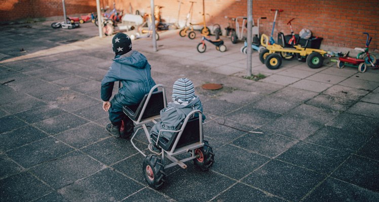 'Vi møder børn, som har været udsat for massivt omsorgssvigt. De har måske levet i et uhygiejnisk hjem og manglet tøj og mad – og ofte har de været udsat for vold eller seksuelle krænkelser. Vi skaber nogle rammer, hvor børnene føler sig trygge – og hvor de igen oplever lyst til at lege og udforske verden', fortæller forstander Mette Ove.