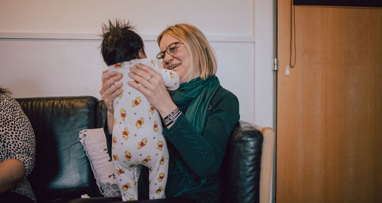 Familiebehandler Pernille Jensen arbejder bl.a. med at skabe trygge rammer og struktur omkring barnet – og lære forældrene at læse barnets behov. 'Mange af de forældre, vi møder, er voksne, der som barn selv burde have været anbragt. Vi er deres sidste chance for at vise, at de er forældreegnede', siger hun.