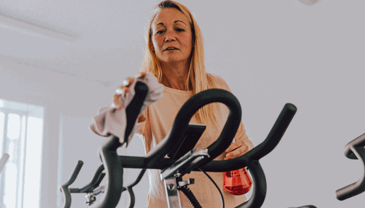 - Jeg kalder mig selv 'spritter-pædagogen', griner socialpædagog og TR Christina Viberg Frandsen, som her har fået tjansen med at afspritte motionsudstyret på Liljeborg.