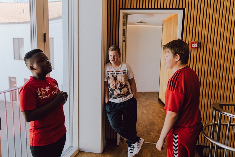 Børnene prøver at overholde reglerne om, at de skal holde god afstand. Fx må børnene ikke besøge hinanden på værelserne – og al leg foregår i grupper. Samtidig har hvert værelse én fast voksen tilknyttet, som har lov til at give et godnatkram til dem, der har brug for det.