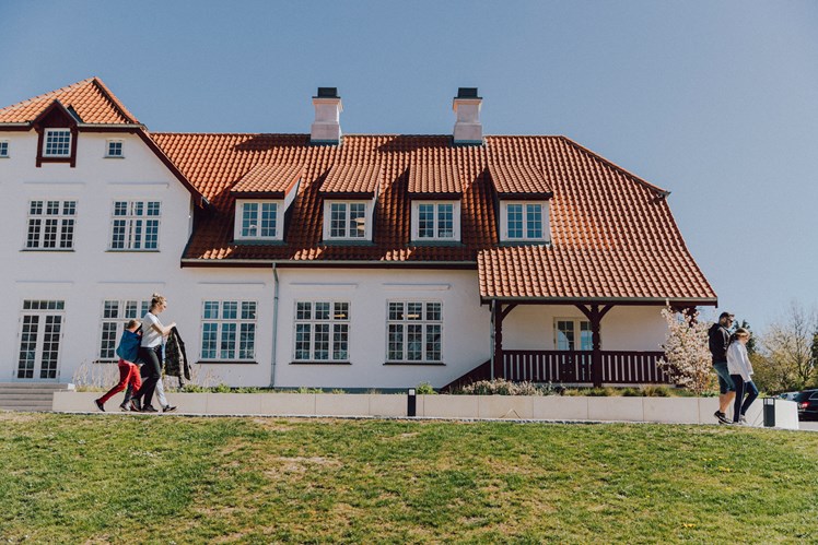 Forstander Henrik Bøtkjær har oplevet, at både børn og forældre har været positive omkring genåbningen. – Børnene har simpelthen glædet sig til at komme tilbage – og det betyder jo, at vi har formået at fastholde deres engagement, mens de har været hjemme. Det er jeg glad for, siger han.