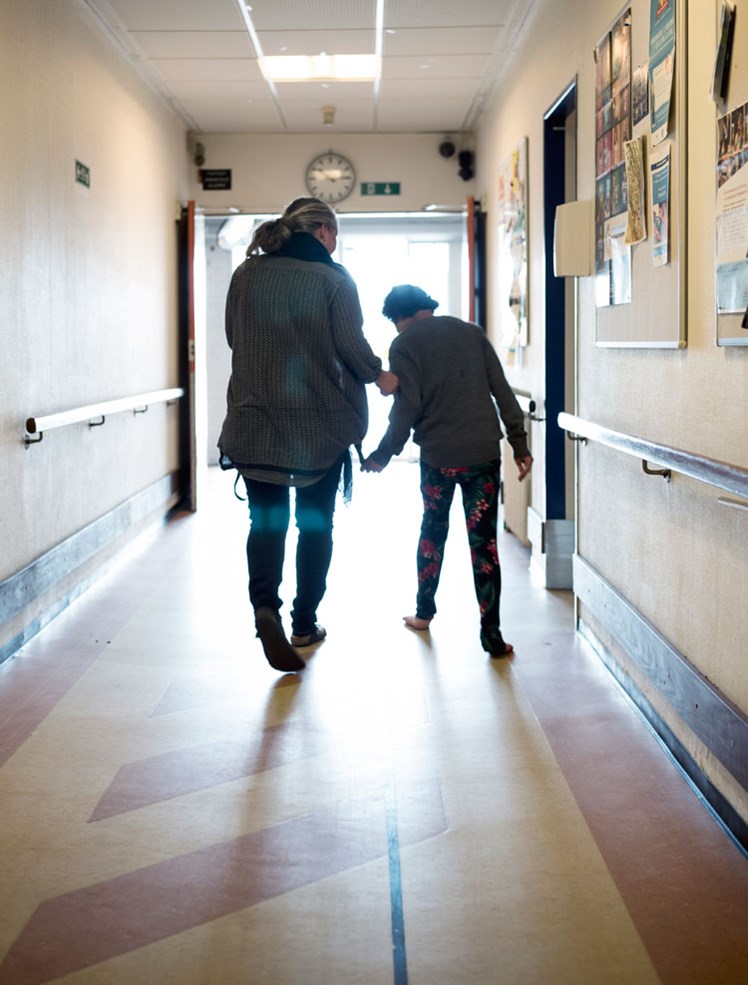 For børn med nedsat syn og hørelse er det nødvendigt at komme helt tæt på, for at man kan kommunikere. – Med corona gør vi lidt ekstra ud af det, når vi holder hånd og giver et kram. Så vasker vi hænder eller spritter af bagefter og laver en leg ud af det, lyder det fra socialpædagog Majbritt Jensen.