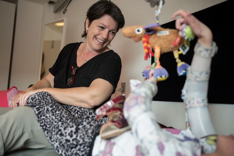 ’Hej hej lille fod, er du stået op?’ synger Majbritt Jensen, mens hun blidt masserer fødder, ben, arme og overkrop. – Man bruger sig selv ekstremt meget, når man skal kompensere for de ting, vi ikke må pga. corona. Og her er sang og mimik fantastisk.