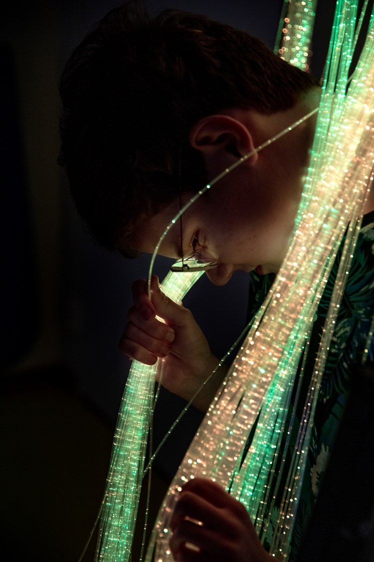 I Stjernens snoezelrum kan man som Peter gemme sig helt under de glimtende lysledninger og føle roen sænke sig. Der er også musik og visuelle effekter på væggen – og en kæmpe vandseng med varme i. – Når jeg ligger helt tæt med et barn og fornemmer et roligt åndedræt og en afspændt krop, så ved jeg, at nærvær og samvær er et vigtigt pædagogisk redskab, fortæller socialpædagog Brigitt Borg.