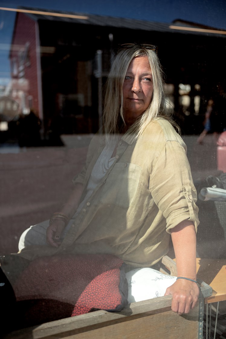 – Jeg løfter dem i troen på, at ’de kan’. Men en elev kan også være så ked af det og angst, at dagen går med omsorg og samtale. Tilliden til mig gør, at eleven kommer i skole alligevel, fortæller socialpædagog Tine Lindebjerg Groth.