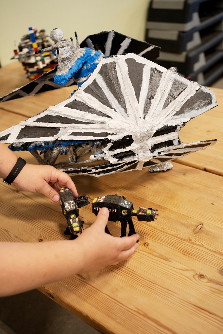 En af beboerne bygger skulpturer ud af sølvpapir, som han til sidst maler. Universet fra Star Wars er hans store inspirationskilde.