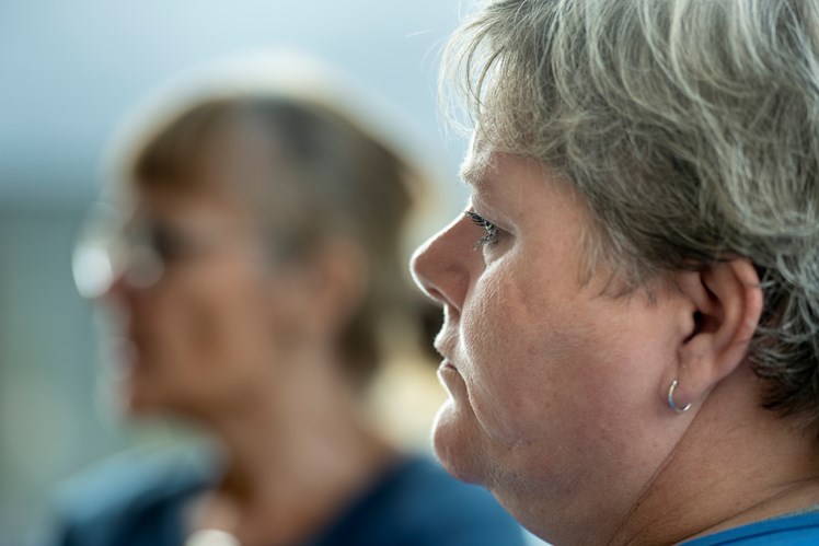 Et stort plus ved at arbejde sammen med social- og sundhedsassistenter er ifølge socialpædagog Berit Friis Pedersen fx, at hun slipper for at bruge tid på medicin, ekstra dokumentation og lægekontakt. – Det er befriende, for jeg brænder jo for at være sammen med beboerne. Jeg har også stor glæde af mine sundhedsfaglige kolleger, når nogle af beboerne dør. Det er svært, synes jeg, men social- og sundhedsassistenterne er rigtig gode til at håndtere døden, siger hun.