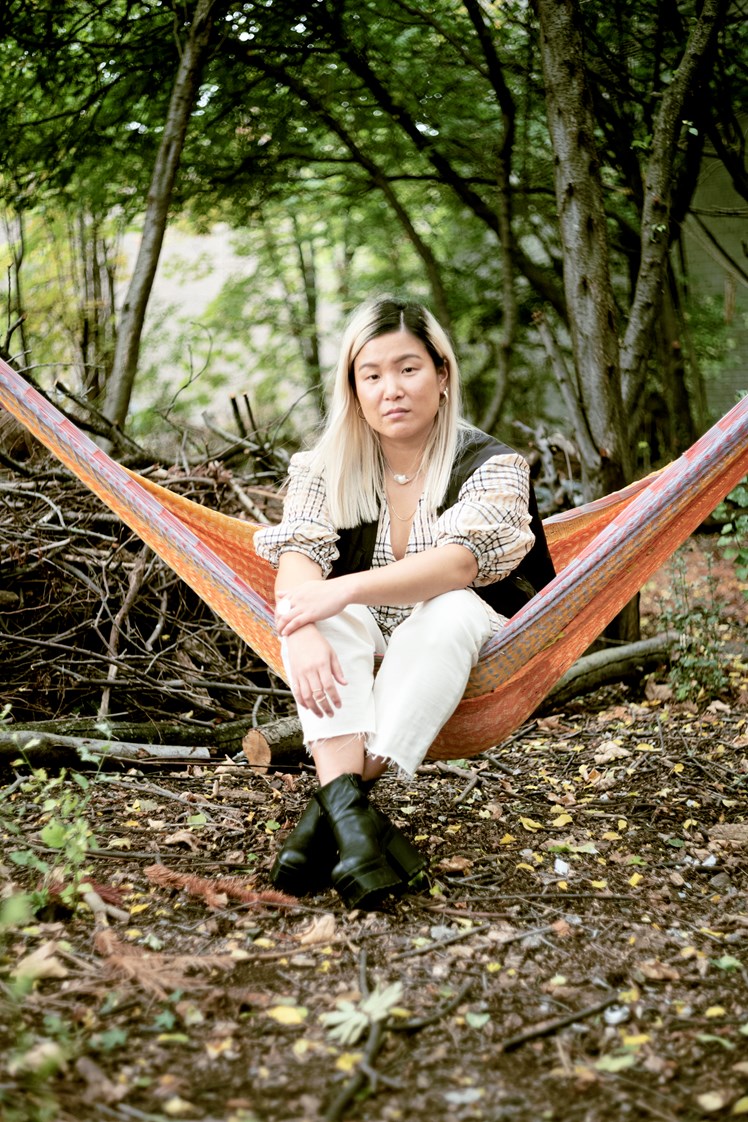 Møder du en med det samme blik, skal du vide, at han er din ven. Sådan skriver Tove Ditlevsen i ’Barndommens Gade’. Kamilla Jørgensen refererer til digtet for at beskrive den genkendelighed, der kan være mellem to mennesker, der begge har erfaringer med svigt.