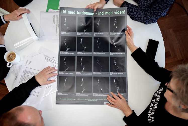 Kuglen har som en del af oplysningskampagnen ’Ud med fordomme – ind med viden’ lavet en plakat til uddannelsesstederne for kommende socialpædagoger, der skal bekæmpe fordomme og uvidenhed om borgerne.