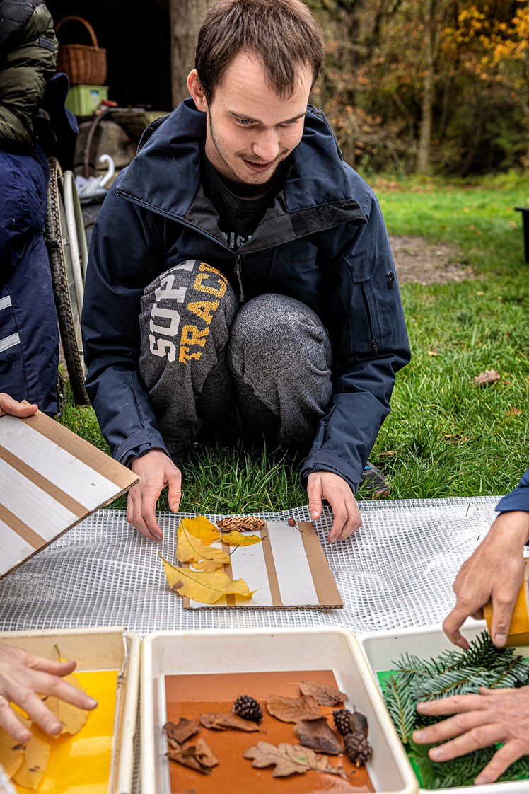 Naturformidler Thomas Brochstedt har taget farveprøver på naturen med, som de unge skal prøve at matche med det, de finder i skoven. Det kan fx være blade eller grene i alle efterårets farver. Dagens tema er nemlig træning af den taktile sans og farver, så der skal røres og mærkes på naturen.