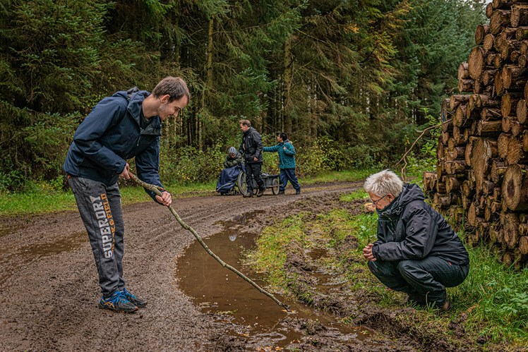 – Når vi er på tur, bryder vi den daglige rytme. Vi udvikler os alle ved, at der bliver skubbet lidt til os. Men selvom vi i dag er væk fra de vante rammer, så er vi her jo stadig, os medarbejdere, til at sikre struktur og genkendelighed for de unge, fortæller socialpædagog Lisbeth Ebsen. Hun har været ansat på CSV i Esbjerg i tre et halvt år.