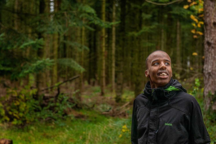 Karim er en af de fem unge, som nyder, at hverdagens undervisning for en kort stund er rykket ud af byen – og ud i skoven. De unge, der er med på turen, hører til den gruppe elever på CSV Esbjerg, som har de største støttebehov pga. indlæringsvanskeligheder og nedsatte fysiske og/eller psykiske funktionsevner.