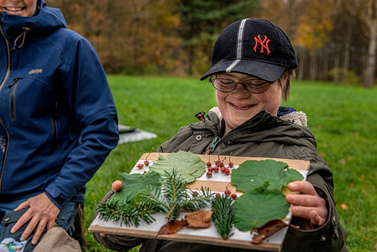 De fem unge har samlet skovens farver og monteret dem på et stykke papir med selvklæbende tape. På den måde kan eleverne tage naturoplevelserne med hjem i klassen, hvor kollagerne kan danne udgangspunkt for at mindes og tale om timerne og oplevelserne i skoven.