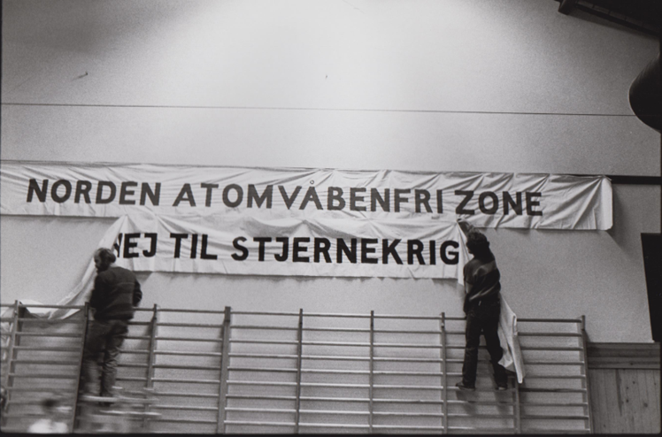 1984: Socialpædagoger med bannere tilslutter sig FN’s fredsmarch i 1984. Forbundets arbejde i 80’erne rakte et stykke ud over medlemmernes arbejdsforhold. De lagde fx et stort engagement i fredsarbejdet, for: ’Hvad er vores kamp for overenskomster og ordnede arbejdsforhold og god social forsorg værd, hvis vi får en atombombe i hovedet?’, som forretningsudvalgsmedlem Birthe Andersson svarede de kritiske medlemmer i et fagbladsinterview samme år. Fredskampen fandt tilmed vej til kongressen. - Arkivfoto fra Socialpædagogernes Historie