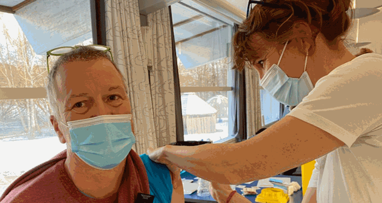 Fredag formiddag blev socialpædagog Morten Risted vaccineret sammen med Blindecentret Bredegaards 40 beboere og 25 ansatte.