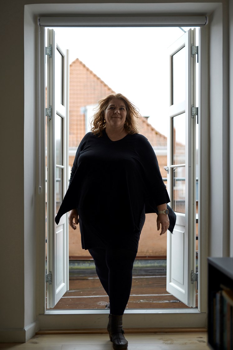 Trine Stokholm husker stadig, da hun var ganske ung og uuddannet, og en voksen med udviklingshæmning satte sig ved siden af hende i bussen. Hun blev utryg ved situationen og tænkte, at det kan ikke nytte – han var jo flink og rar. Og så tog hun job som vikar inden for socialområdet.