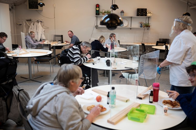 På Hørkær har de selv udviklet nogle særlige skærme, som let kan sættes op og rykkes rundt i både værksteder og i kantinen. På den måde kan borgerne holde afstand under corona – men stadig nyde hinandens selskab.