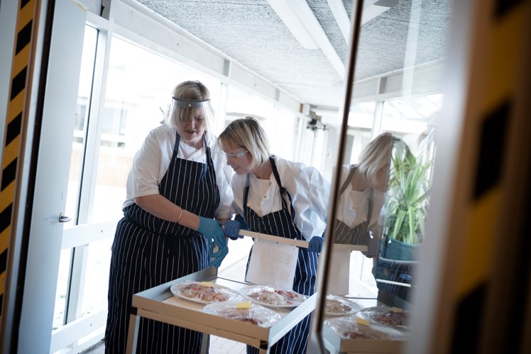 Dagens ret er koteletter i fad – og køkkenholdet har været i sving hele formiddagen med hjælp fra bl.a. socialpædagog Berit Vejling Hansen: – Før corona gik borgerne selv op og tog deres mad og service, men i dag skal alt anrettes og serveres pga. corona. Og det er en stor udfordring, synes jeg, at vi nu fratager borgerne nogle af alle de små ting, der giver dem følelsen af selvstændighed. Så det er noget, vi skal arbejde med igen, når vi får mere normale tilstande, siger hun.