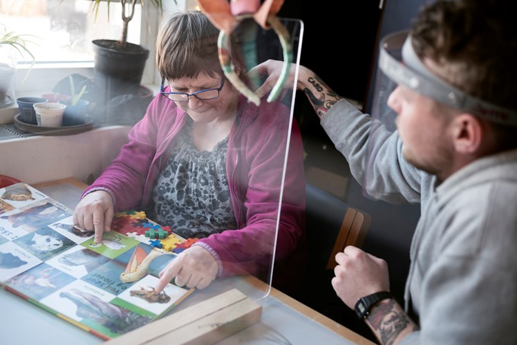 Pga. corona har mange bosteder aftalt med borgerne, at de bliver hjemme i de perioder, hvor smitten er høj. Derfor ligger antallet af borgere, der bruger tilbuddene på Hørkær, lige nu på ca. halvdelen af det normale.