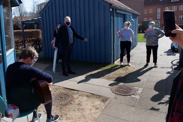 Forbundsformand Benny Andersen blev budt velkommen med flag og sang i anledning af sin 60 års fødselsdag.