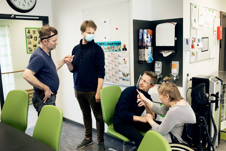 Trods sansetabet er borgerne fintfølende og mærker andres sindsstemning øjeblikkeligt. Det kræver ærlighed kollegerne imellem, siger socialpædagog Micha Gyhrs Winkel. – Jeg fortæller, hvis jeg er nedtrykt eller træt. Så kan vi indrette os ud af det.