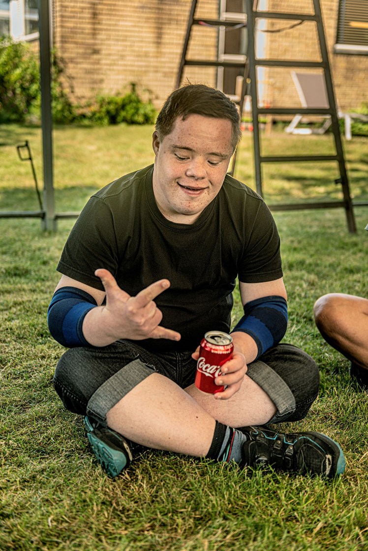 Blandt de unge teltarbejdere er der mange, som er vilde med rockmusik – som fx AC/DC og Metallica. Andre i flokken hælder mere til Bamses Venner og Keld & Hilda. Pludselig spreder sangen sig i teltteamet: ’Vi skal gå hånd i hånd gennem livet du og jeg. Knytte kærlighedsbånd, altid følge samme vej. Med den helt rette ånd så bli’r livet en leg. Vi skal gå hånd i hånd du og jeg.’