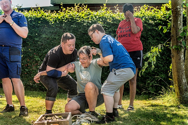 ’Når jeg bli’r gammel’ kan de unge finde på at synge, når socialpædagog Margit Olsen lige har brug for en hjælpende hånd til at rejse sig fra græsset efter en drikkepause. For drilleri er en vigtig del af omgangstonen, siger hun: – Jeg bliver ofte drillet med min alder. Men selv kan jeg altså ikke mærke, at jeg er 60.