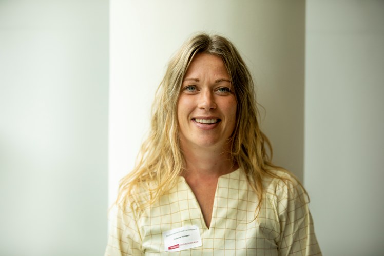 'Som kongresdelegeret ser jeg det bl.a. som min opgave at vurdere, om det, der fylder i det her forum, også afspejler virkeligheden. Og lige nu er det helt klart rekrutteringsudfordringer og et løft af uddannelsen, der fylder derude, for der er ingen hænder at få. Løsningen er ordentlige vilkår, men i høj grad også et godt arbejdsmiljø.' – Helene Hansen, socialpædagog, FTR og kongresdelegeret fra Kreds Midt- og Vestjylland