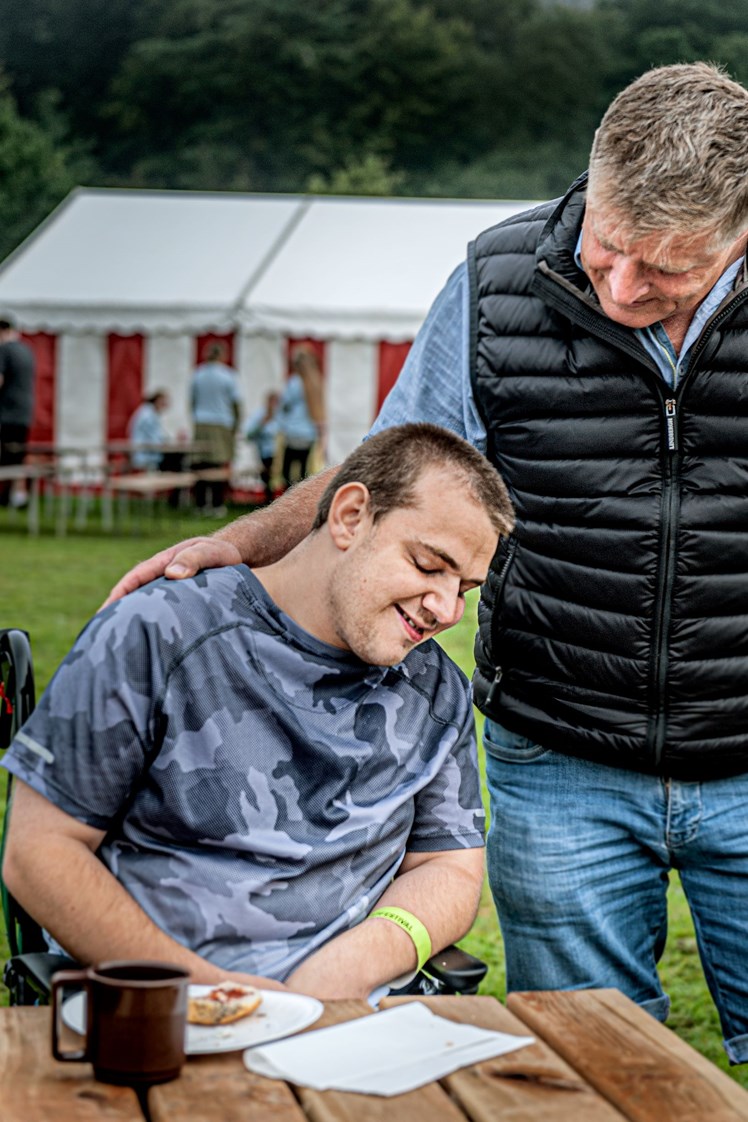 Selvom Kandis og Sweethearts brager ud af højtalerne, er dagen på festivalpladsen kendetegnet ved ro – og en følelse af at have god tid. Her er tid til at møde hver enkelt borgers behov, spise i sit helt eget tempo – og få et ekstra klem.