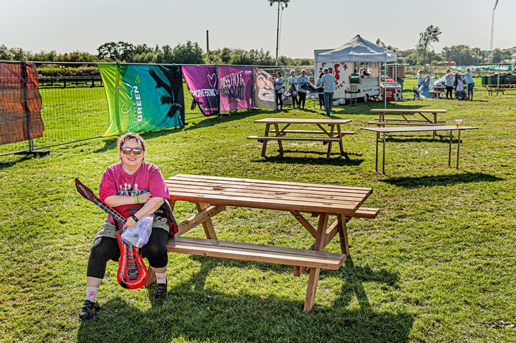 Både borgere og medarbejdere er trætte efter en lang festivaldag. Men selvom musikken er klinget ud, og det er tid til at tage luften ud af guitaren, får smilet lov at blive hængende længe endnu.