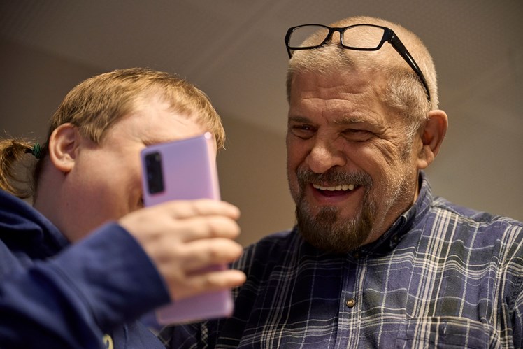 Christian Holm og hans hustru har et tæt samarbejde med OAS Huset om bl.a. datterens daglige telefonkontakt til dem. I dag har hun faste telefontider – en tilpas struktureret model for hende.