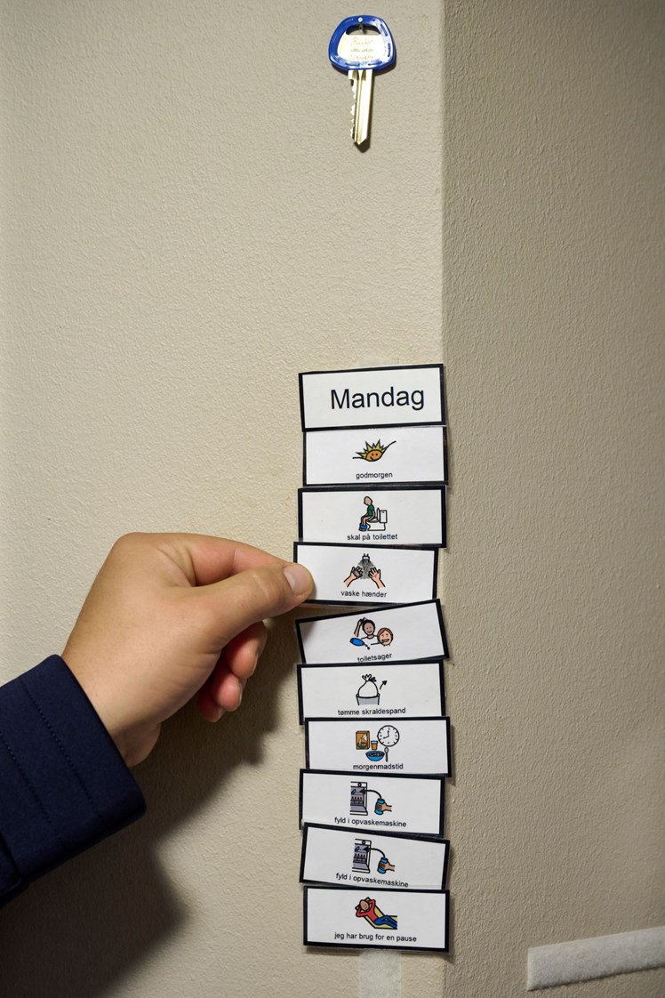 Som pårørende oplever Christian Holm, at hans datter Naja bliver mødt med forudsigelighed ved, at socialpædagogerne visualiserer og strukturerer hendes hverdag.