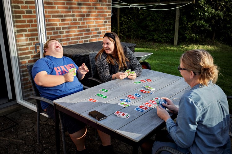 Der er mange socialpædagogiske overvejelser i forbindelse med spil. Casper elsker at lave sjov, så taberen bliver drillet lidt – både når det er ham selv og en af de voksne. I hans tilfælde går socialpædagogerne med på spøgen, og det kan være en god erfaring at lære, at livet går videre trods små nederlag som et tabt kortspil. Andre børn har mere behov for succesoplevelser, og så gælder det måske om at lade dem vinde.
