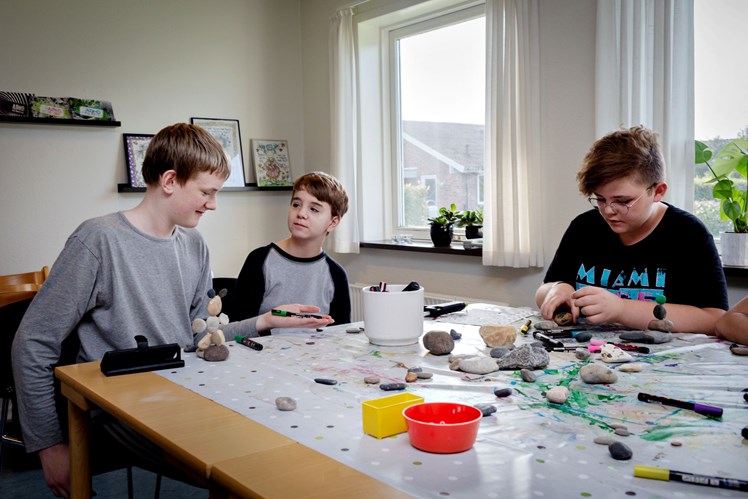 Medarbejderne på Sommerfuglen gør meget ud af at følge med børnenes idéer. Her udviklede stenmalingen sig til et juleprojekt – med julemusik og julenisser, selvom det var midt i september. Det, syntes drengene, var rigtig sjovt.