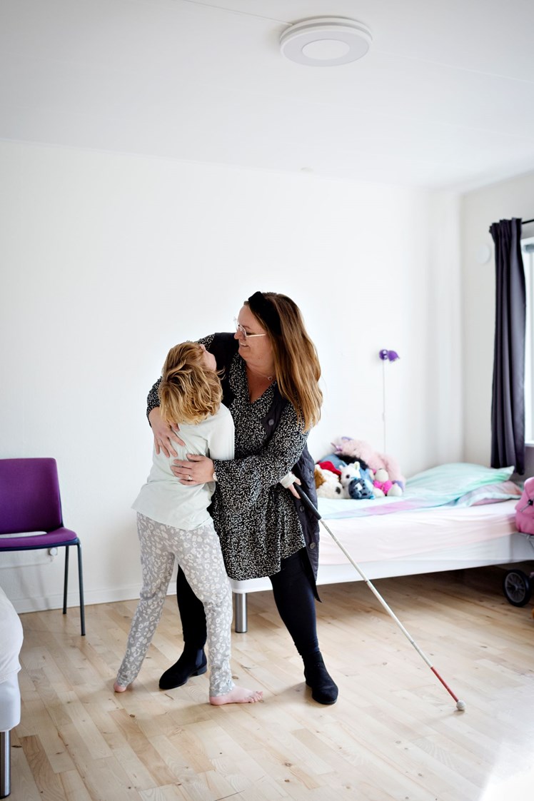Børnene på Sommerfuglen har vidt forskellige diagnoser som fx synshandicap, nedsat hørelse, autisme og udviklingshæmning. Der bliver selvfølgelig taget hensyn til det enkelte barns handicap, men fokus er på personlighed og interesser, og ofte kan børn med vidt forskellige handicaps udvikle fine venskaber. De lærer også at tage hensyn til hinandens forskelligheder. Her er det socialpædagogen Lisbeth Bloch Mathiesen, der får en svingom med Marie til tonerne fra en spille-bamse.